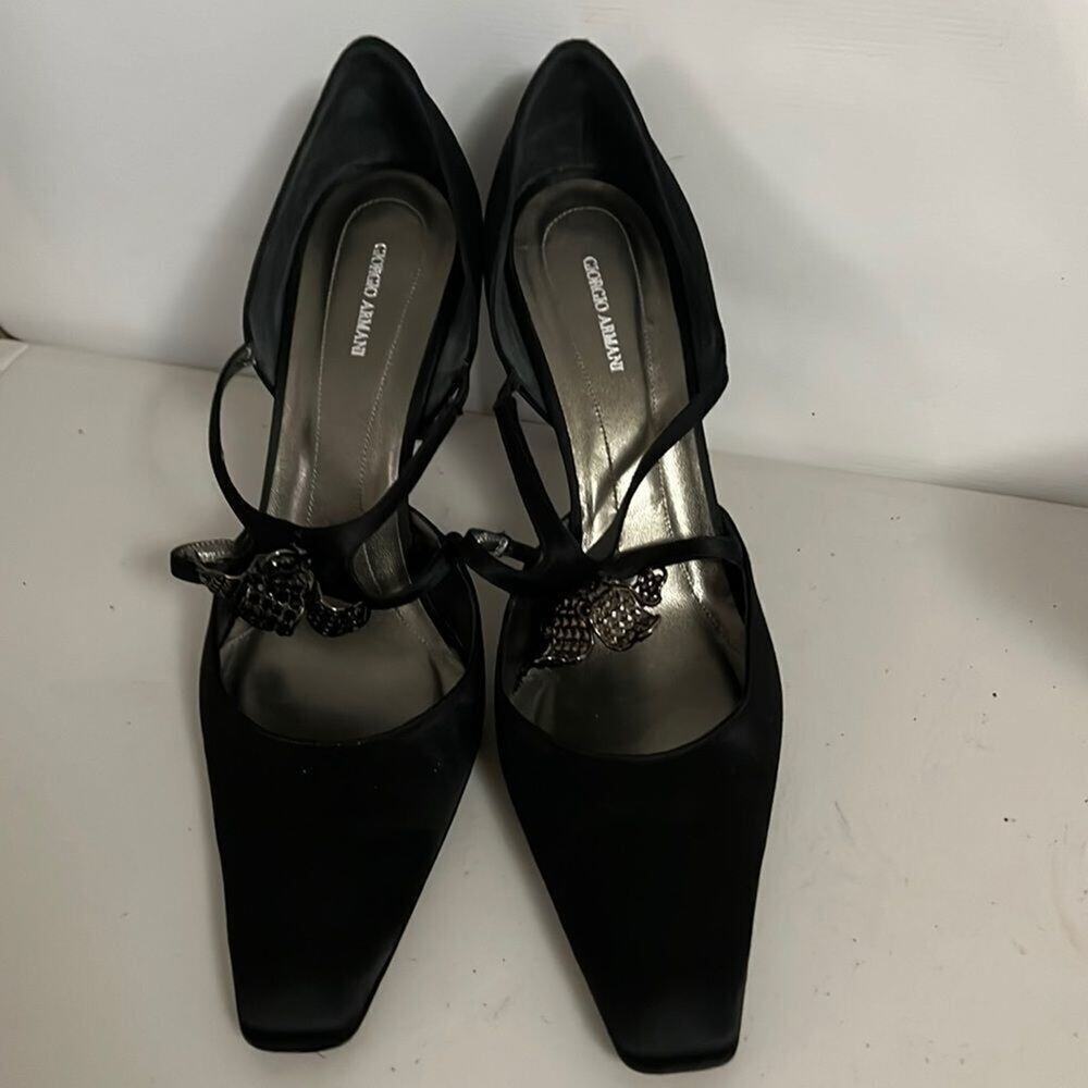 GIORGIO ARMANI BLACK SATIN FLOWER POINTED TOE HARDWARE PUMPS SIZE 40 1/2